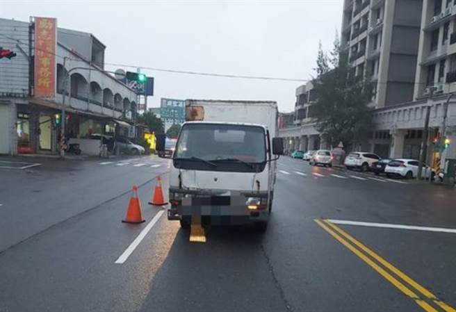 小六男童过走马路遭小货车辗压拖行，肋骨断12根抢救中。（图／翻摄画面）