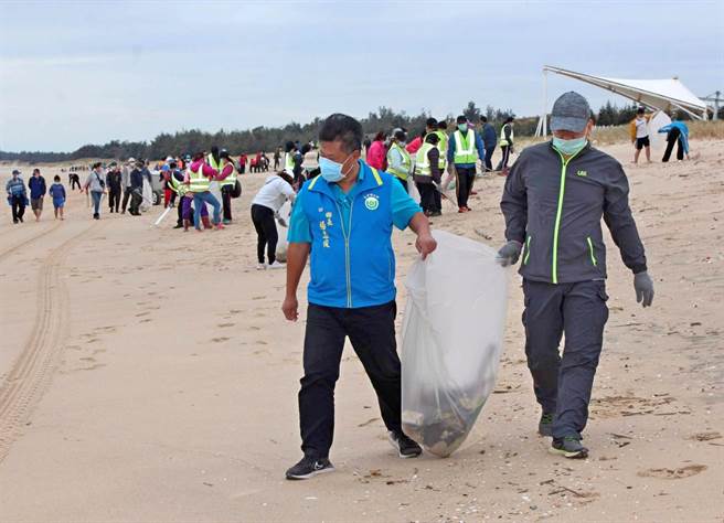 金门5乡镇公所今天在各辖区同步展开净滩活动，共清出资源和非资源垃圾近9吨。（李金生摄）