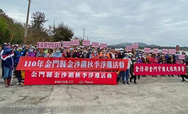 县环保局长杨建立也偕金沙镇长吴有家带领地区各机关学校、志义工、社区民眾及民间团体参与净滩。（金门县环保局提供）