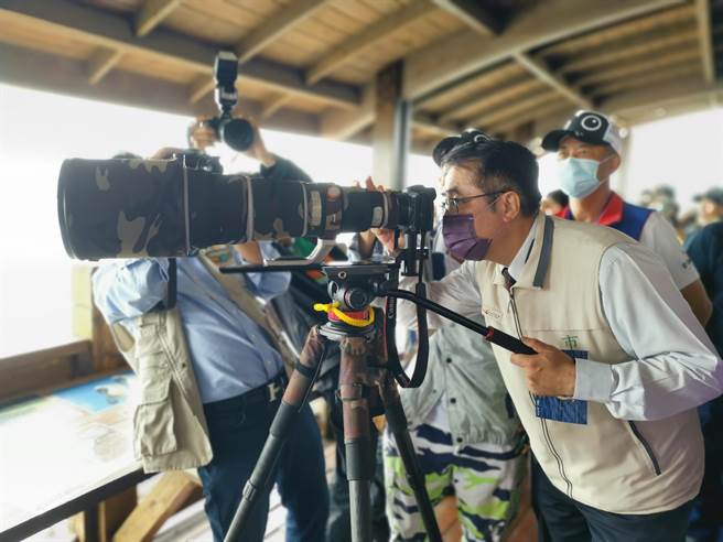 黑面琵鹭保育季开跑，黄伟哲带头赏黑琵。(刘秀芬摄)