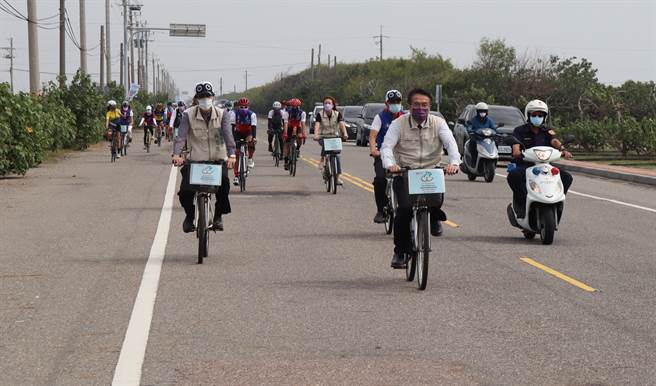 黑面琵鹭保育季开跑，黄伟哲与民眾骑单车到第二赏鸟亭赏黑琵。(刘秀芬摄)