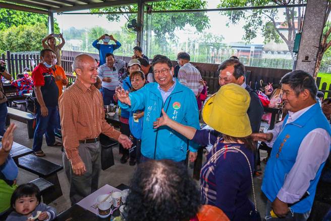 新竹县总工会办劳工亲子烤肉控窑活动，县长杨文科（中）到场向在场劳工朋友致意。（罗浚滨摄）