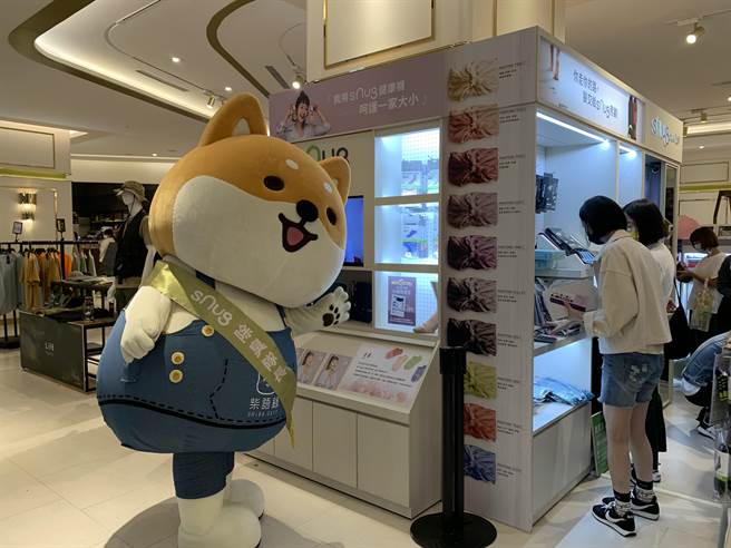 sNug与伊甸基金会携手，举办超人气插画「柴语录可爱彩绘除臭袜礼盒」公益义卖，活动现场吸引不少民眾。(林欣仪摄)