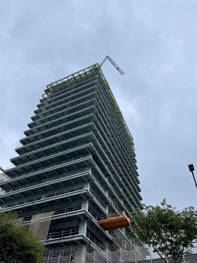新庄区昌平街20层建案顶楼吊臂被震歪，工务局依违反建筑法第63条对营造厂商开罚9万元。（新北市工务局提供）