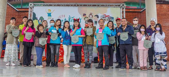 2021风味新竹文化节户外下着细雨，但不减社区伙伴热情参与。（罗浚滨摄）