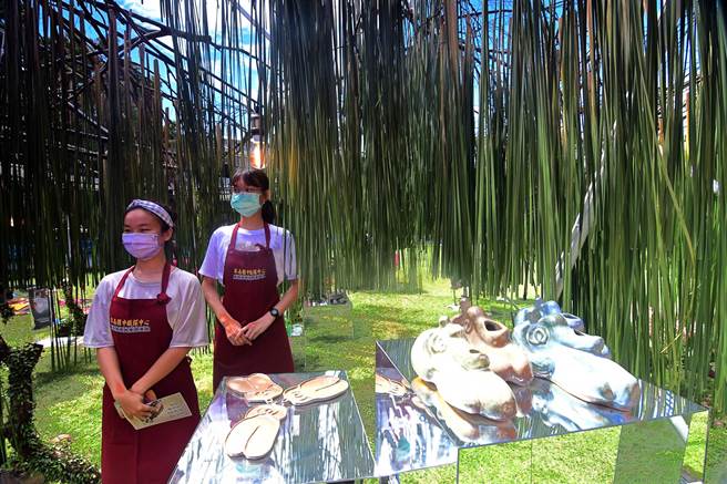 台东县政府举办设计师周，卑南国中设计专班的学生参与布展及导览，在大师的薰陶下收获满满。（庄哲权摄）