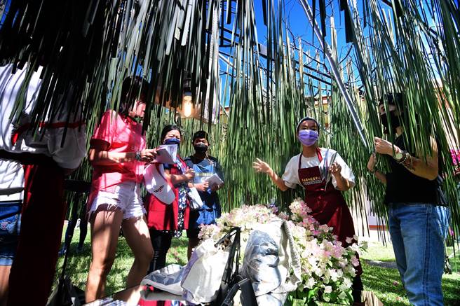 台东县政府举办设计师周，卑南国中设计专班的学生参与布展及导览，在大师的薰陶下收获满满。（庄哲权摄）