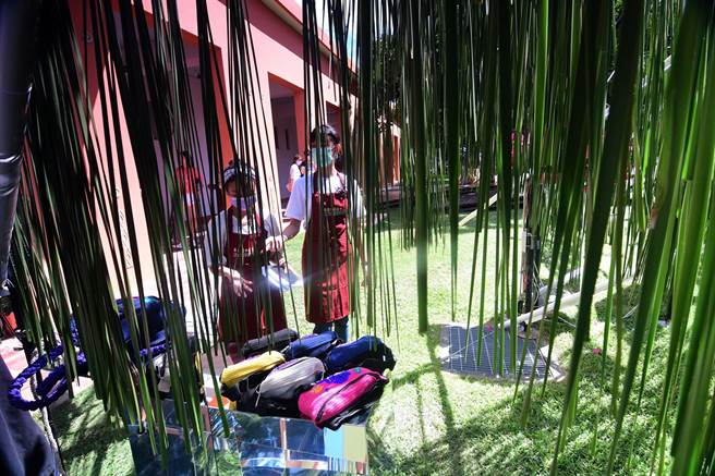 台东县政府举办设计师周，卑南国中设计专班的学生参与布展及导览，在大师的薰陶下收获满满。（庄哲权摄）