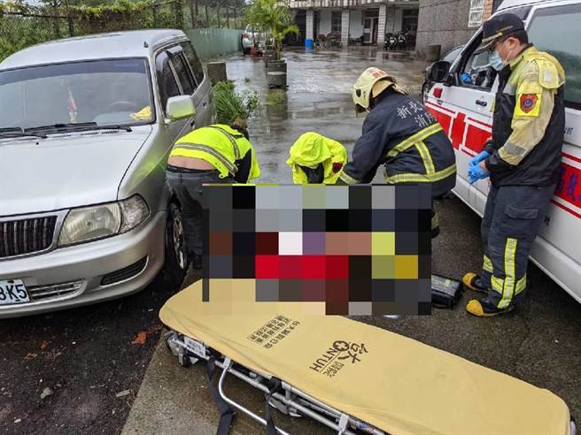 46岁何姓女子仅穿着内衣、内裤今（24日）下午2时许被发现坠落于新北市金山区文化三路住处外，经送医后仍不治。（翻摄）