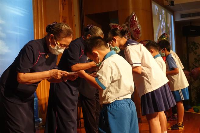 慈济基金会颁发新芽奖学金，台东有440位弱势学子受惠。（慈济提供）