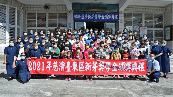 慈济基金会颁发新芽奖学金，台东有440位弱势学子受惠。（慈济提供）