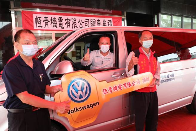 恆青機電公司捐贈第4輛汽車給嘉義縣若竹兒，今上午舉辦贈車典禮，由縣長翁章梁（中）見證、若竹兒董事長林朋輝（右）受贈。