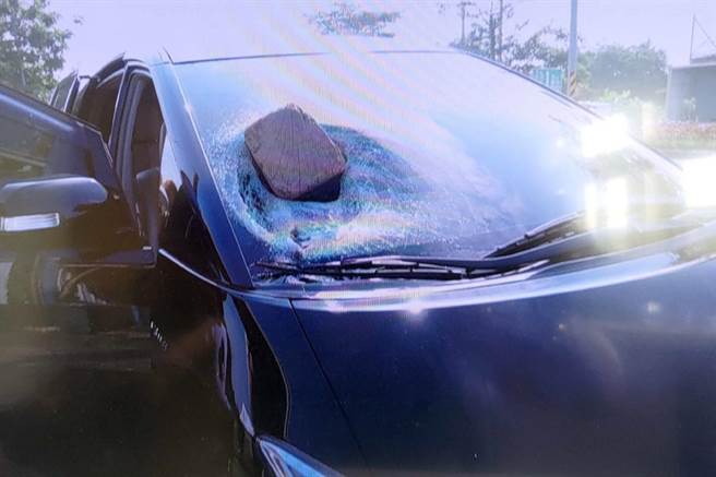 彭姓男子今天上午驾驶自小客车行经国道3号南向327公里路段时，遭1块由不明大货车掉落的枕木砸中前挡风玻璃，幸好未造成人员伤亡。（中央社）