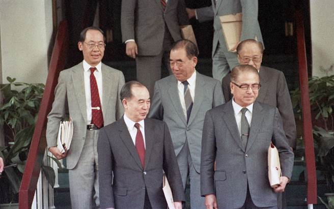 前排右起林洋港、李元簇，后排右起秦孝仪、郝柏村、钱復。（中时檔案照，王兴田摄）