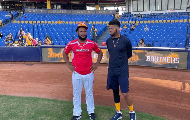 味全龍新洋投柯西諾（左）與中信兄弟羅傑斯。（毛琬婷攝）