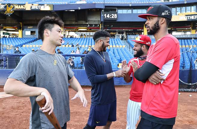 中信兄弟李振昌（左起）、羅傑斯與味全龍洋將柯西諾、赫雷拉賽前相見歡。（中信兄弟提供）