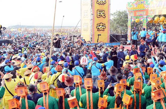3年1科东港迎王平安祭典，24日于镇海沙滩进行请水仪式，并宣布本科大千岁姓「封」。（林和生摄）