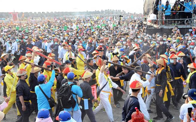 3年1科东港迎王平安祭典，24日于镇海沙滩进行请水仪式，轿班与信徒将沙滩挤得水泄不通。（林和生摄）