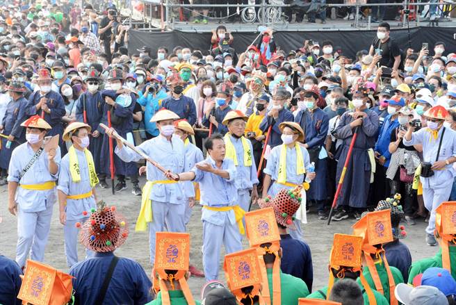 3年1科东港迎王平安祭典，24日于镇海沙滩进行请水仪式，各角头来回岸边请王。（林和生摄）