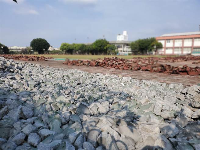 斗六市公所整修斗六市立運動場，PU跑道、水泥地面已全部打掉，預計明年3月完工。（周麗蘭攝）