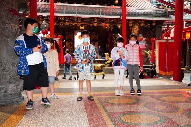 桃園大廟景福宮師法夯劇《魷魚遊戲》舉行椪糖大挑戰等闖關遊戲，最後一關全國首創請《開漳聖王》當關主。(廟方提供／蔡依珍桃園傳真)