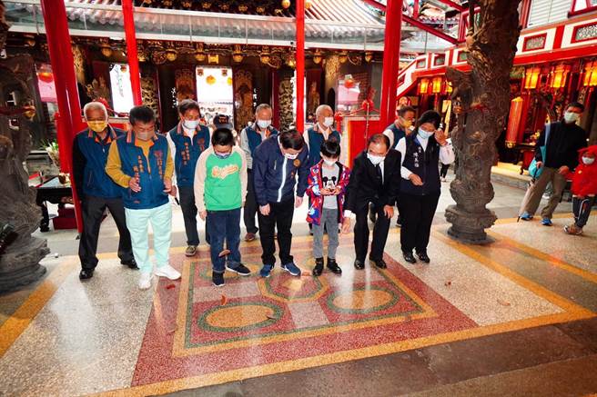 桃園大廟景福宮師法夯劇《魷魚遊戲》舉行椪糖大挑戰等闖關遊戲，最後一關全國首創請《開漳聖王》當關主。(廟方提供／蔡依珍桃園傳真)