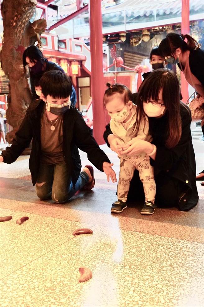 桃園大廟景福宮師法夯劇《魷魚遊戲》舉行椪糖大挑戰等闖關遊戲，最後一關全國首創請《開漳聖王》當關主。(廟方提供／蔡依珍桃園傳真)