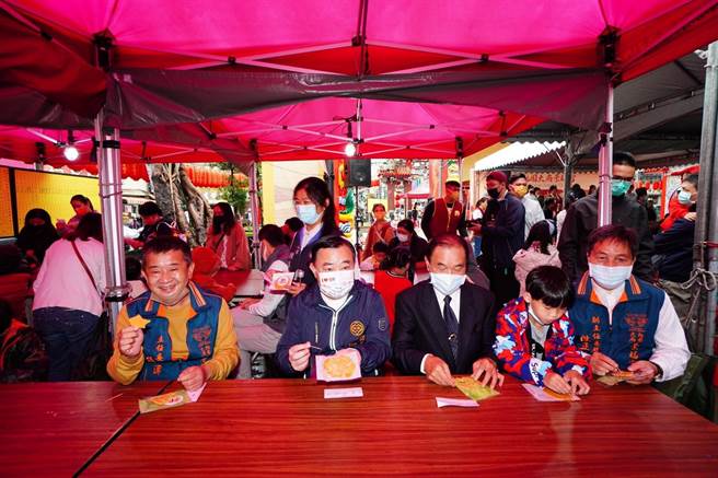 桃園大廟景福宮師法夯劇《魷魚遊戲》舉行椪糖大挑戰等闖關遊戲，最後一關全國首創請《開漳聖王》當關主。(廟方提供／蔡依珍桃園傳真)