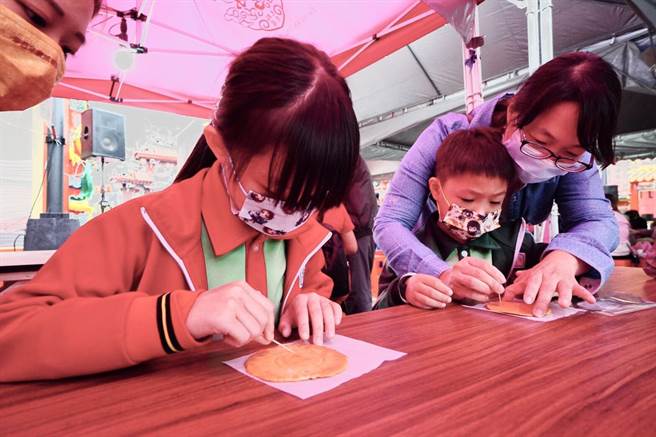 桃園大廟景福宮師法夯劇《魷魚遊戲》舉行椪糖大挑戰等闖關遊戲，最後一關全國首創請《開漳聖王》當關主。(廟方提供／蔡依珍桃園傳真)