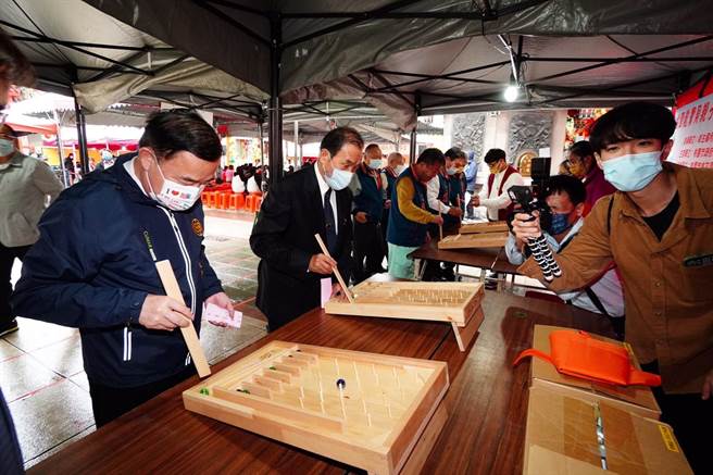 桃園大廟景福宮師法夯劇《魷魚遊戲》舉行椪糖大挑戰等闖關遊戲，最後一關全國首創請《開漳聖王》當關主。(廟方提供／蔡依珍桃園傳真)