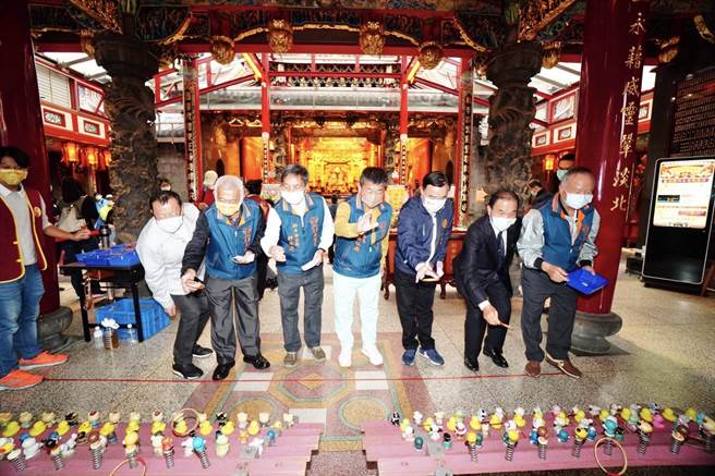 桃園大廟景福宮師法夯劇《魷魚遊戲》舉行椪糖大挑戰等闖關遊戲，最後一關全國首創請《開漳聖王》當關主。(廟方提供／蔡依珍桃園傳真)