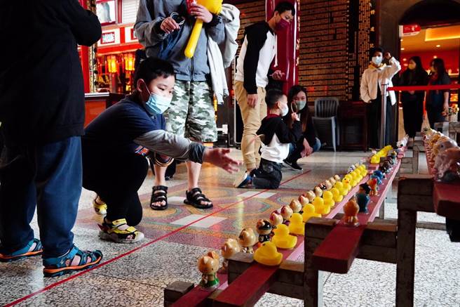 桃園大廟景福宮師法夯劇《魷魚遊戲》舉行椪糖大挑戰等闖關遊戲，最後一關全國首創請《開漳聖王》當關主。(廟方提供／蔡依珍桃園傳真)