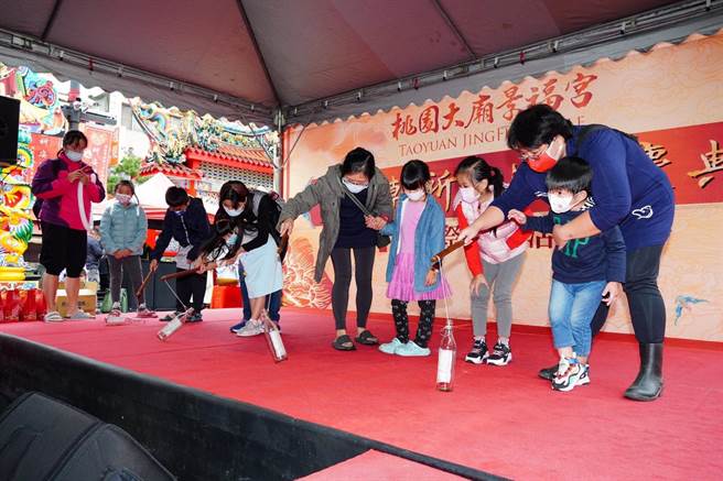 桃園大廟景福宮師法夯劇《魷魚遊戲》舉行椪糖大挑戰等闖關遊戲，最後一關全國首創請《開漳聖王》當關主。(廟方提供／蔡依珍桃園傳真)