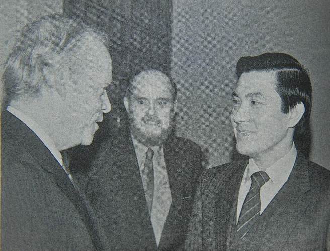 故美国在台协会理事主席丁大卫与时任AIT台北处长的宋贺德、国民党副秘书长马英九。（取材自丁大卫回忆录）