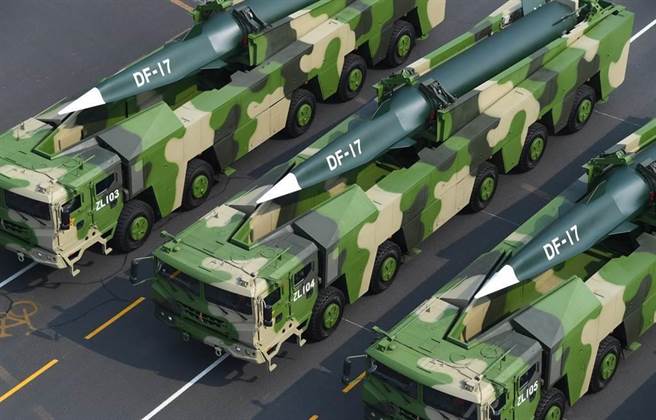中國開發出高超音速武器後，再進行軌道轟炸系統的測試，引起西方國家關注，專家認為美中將再展開新一輪軍備競賽。圖為中國開發的東風-17高超音速導彈。（圖／新華社）