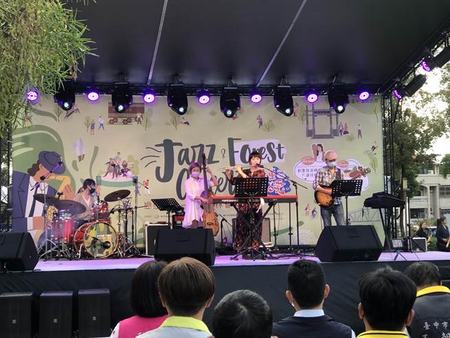 「戀戀后里－爵士森林音樂會」在后里森林園區開唱，吸引許多民眾共襄盛舉。（后里區公所提供／陳淑娥台中傳真）