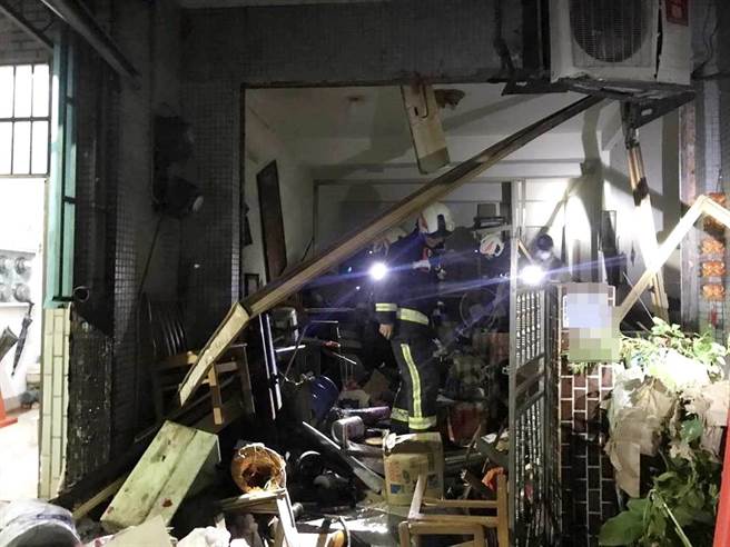 屋主使用瓦斯煮饭时，操作不慎造成气爆，现场大门玻璃碎裂，连铝窗也严重变形。（陈彩玲摄） 