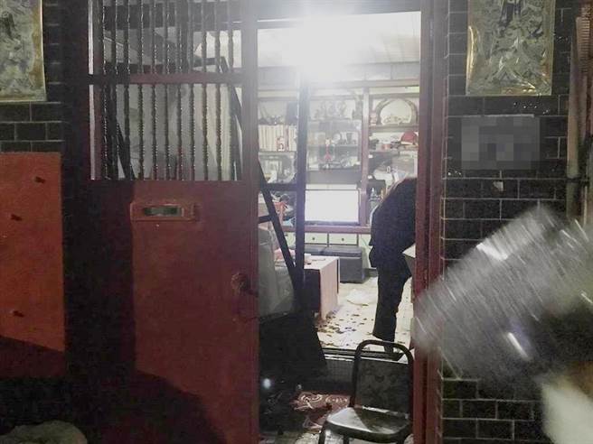 隔壁这宅遭受波及，屋内玻璃制物品全都碎裂 。（陈彩玲摄）