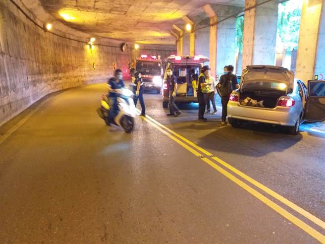 阿里山公路明隧道内今天下午发生一起自撞车祸。（翻摄照片／张亦惠嘉县传真）