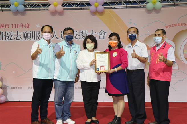 嘉義市長黃敏惠（左三）頒獎給金質獎志工劉麗玫（右三）。（嘉義市政府提供／張亦惠嘉市傳真）