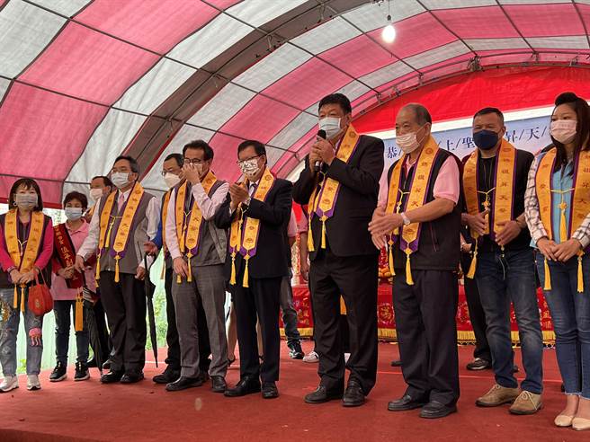 桃园市长郑文灿和立法委员陈雪生、郑运鹏等人24日出席闽臺宫庆祝天上圣母妈祖升天祭活动。(蔡依珍摄)