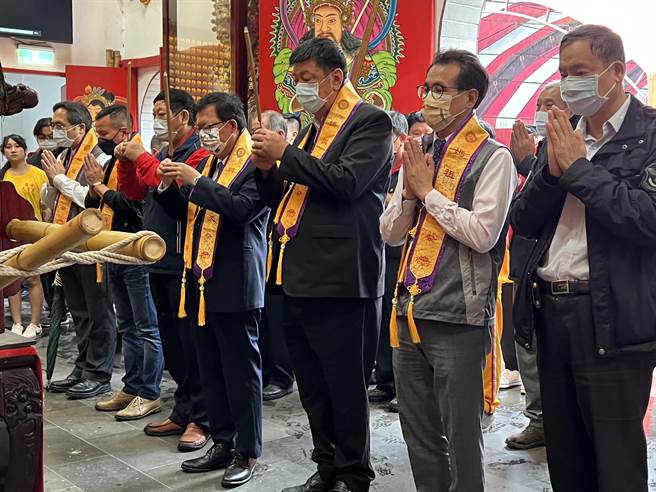 桃园市长郑文灿和立法委员陈雪生、郑运鹏等人24日出席闽臺宫庆祝天上圣母妈祖升天祭活动。(蔡依珍摄)