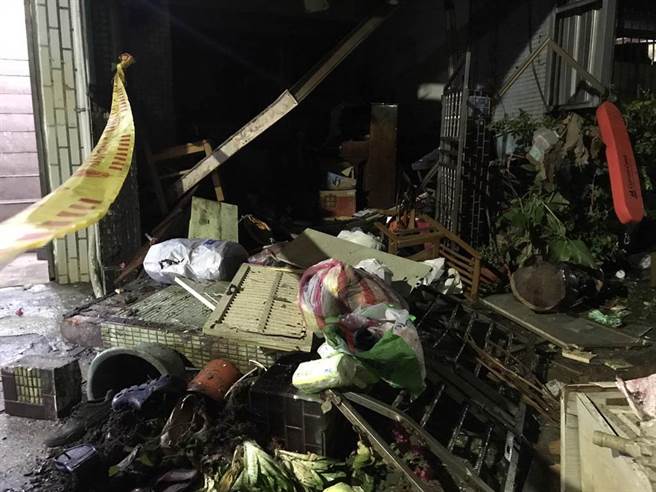 现场大门围墙被炸飞倒塌。（陈彩玲摄）
