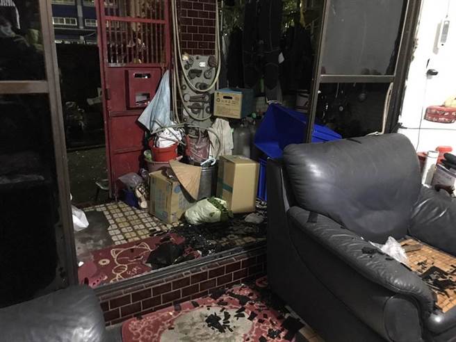 隔壁住户一楼家门窗玻璃碎裂、变形。（陈彩玲摄）
