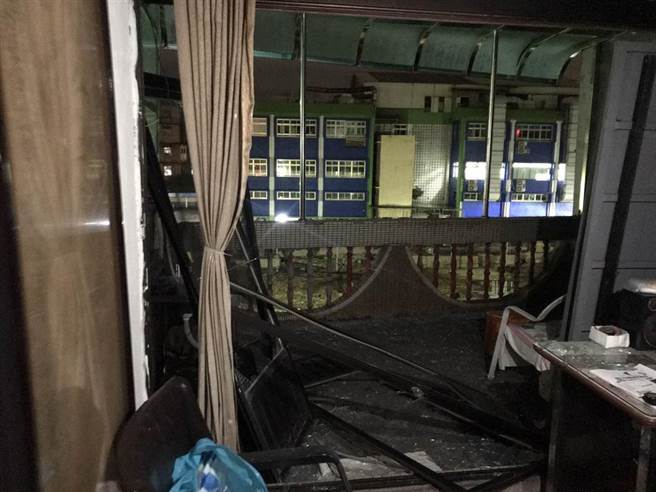 隔壁住户三楼家门窗玻璃碎裂、变形。（陈彩玲摄）
