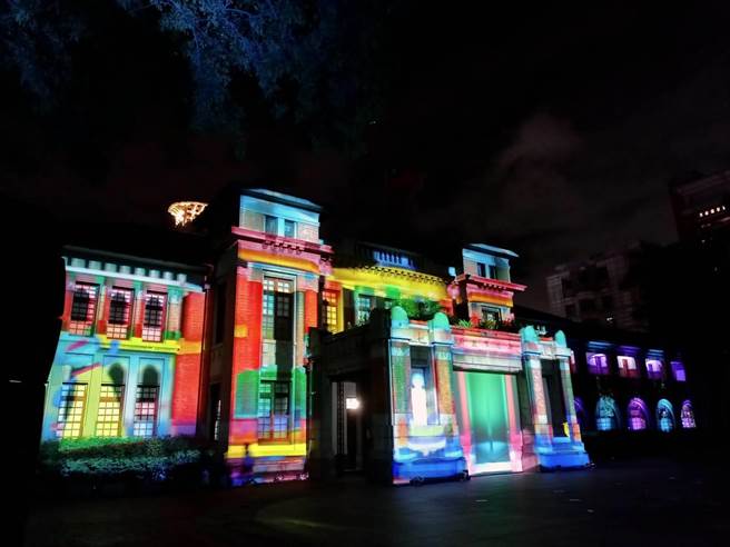 桃园市长郑文灿到新竹市欣赏光雕作品展演，首站来到旧城区的新竹州厅。（邱立雅摄）