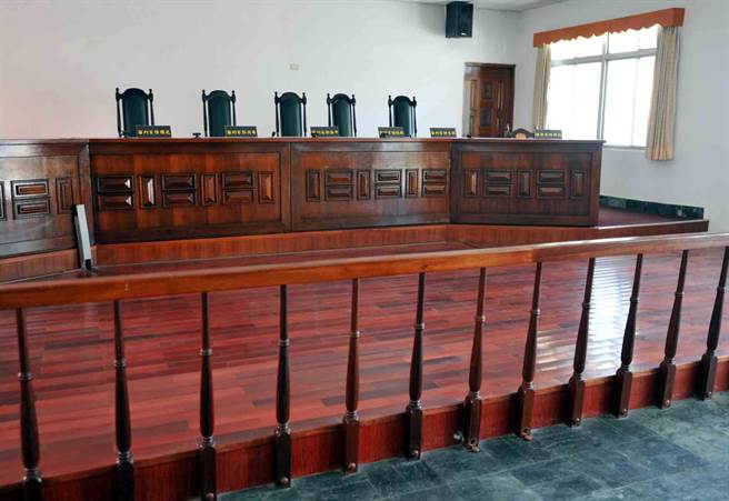 景美人权园区重现美丽岛大审场景，图为当年审问美丽岛政治犯的第一法庭。 (季志翔摄)
