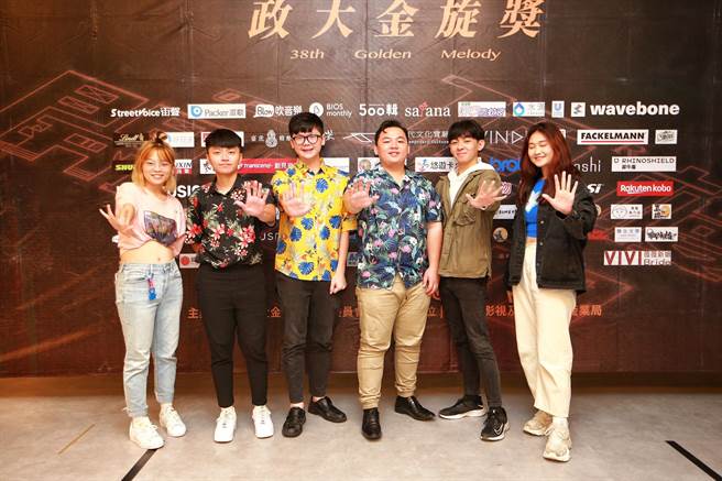 Voctastic樂團以演唱流行歌手碧昂絲的《Love on top》（把愛放在第一位），拿下中國信託人氣獎，抱回最高獎金1萬元。（陳信翰攝）