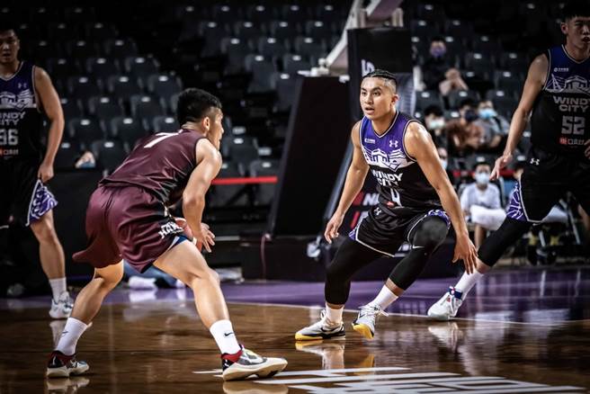 攻城狮后卫高国豪(右)跟效力台南猎鹰的哥哥高国强正面对决。(攻城狮提供)