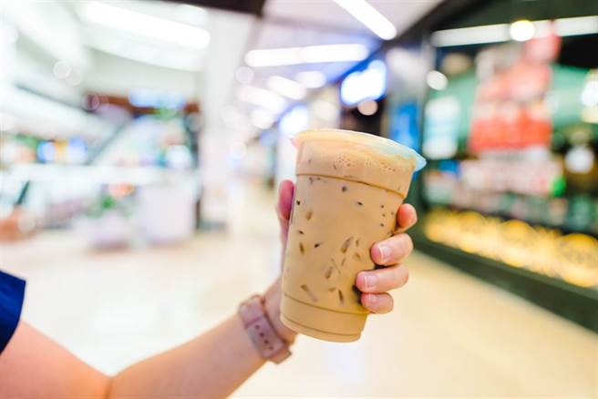 台南1间复合式饮料店日前在门上张贴徵才讯息写下「各位漂亮女森看过来」，遭民眾检举有性别歧视、性别设定意味，劳工局因此开罚10万元。（图／示意图，达志影像）